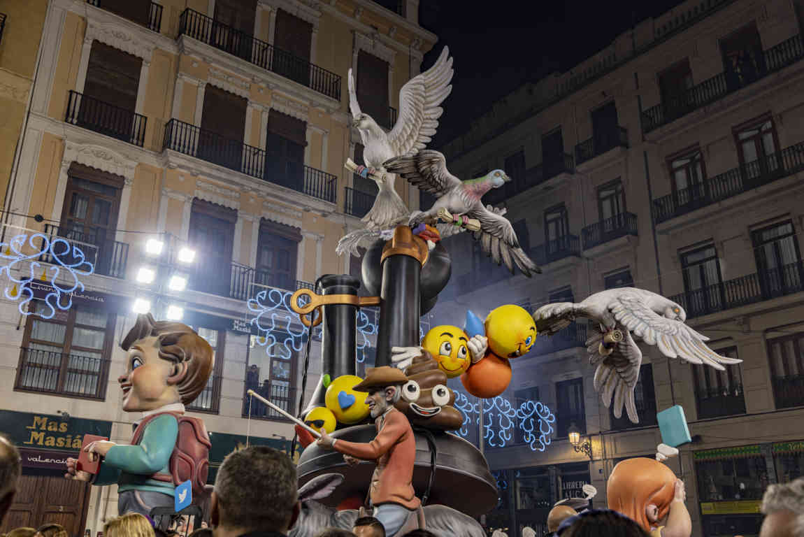 Valencia - fallas 2023 - falla Plaza de la Merced - Llamame llamame 05.jpg